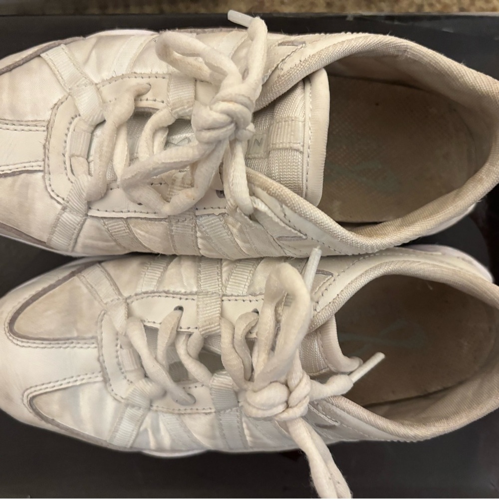 NFINITY White Sneakers Sleek Low-Top Design